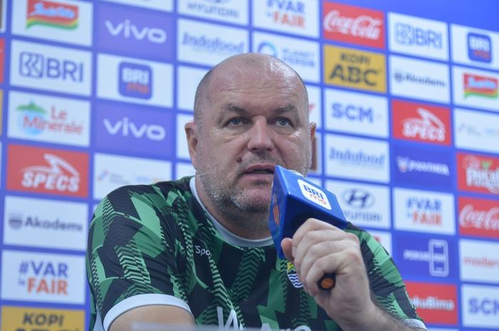 Pelatih Persib Bandung, Bojan Hodak, pada sesi jumpa pers jelang melawan Bali United, Kamis (17/4/2025).