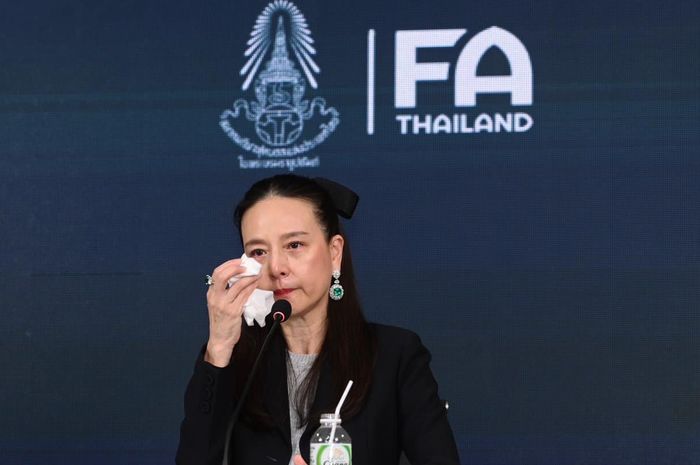 Madam Pang menangis ketika berbicara tentang utang Asosiasi Sepak Bola Thailand (FAT).