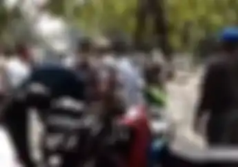 Gerombolan Debt Collector Ngamuk, Pemotor Perempuan Distop di Jalan, Seorang Terkapar Disabet Pisau