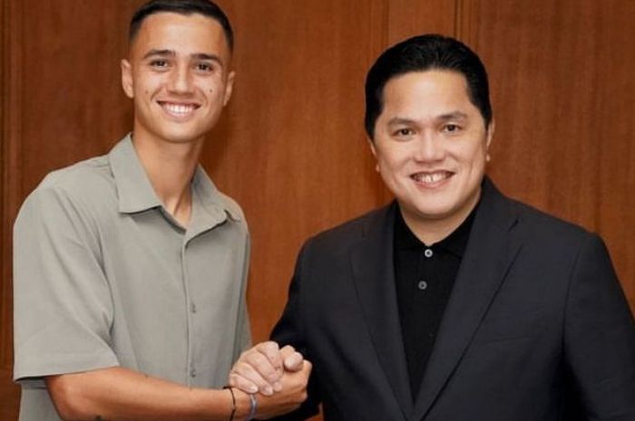 Ketua Umum PSSI Erick Thohir bersalaman dengan Eliano Reijnders.