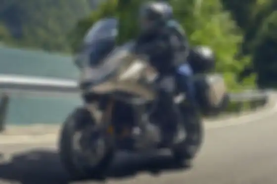 Motor baru Honda NT1100 2025 dilihat dari sisi kiri.