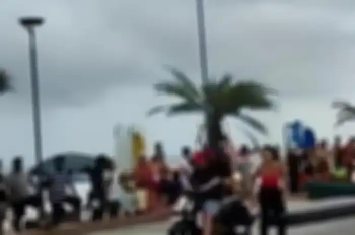 Viral turis asing nekat bawa motor ke area skatepark di Pantai Kuta Bali. Langsung bikin geger warga.