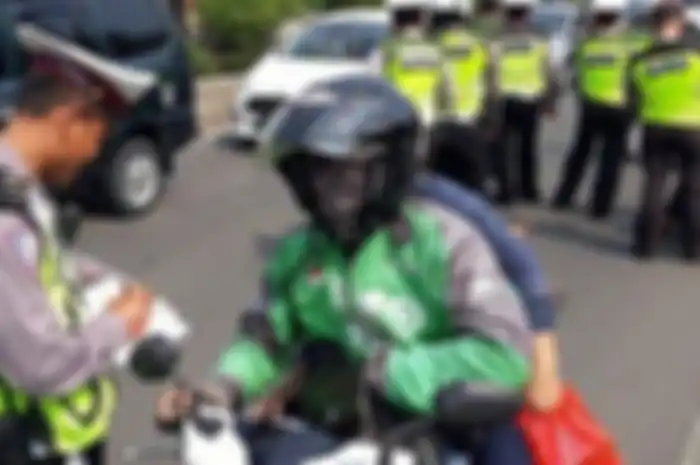 Ilustrasi polisi mengincar dua pelanggaran ini untuk ditilang manual