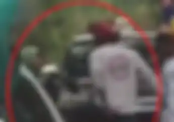 Viral! Video Pemotor Tega Banget Pukul Emak-Emak Karena Senggol Motornya