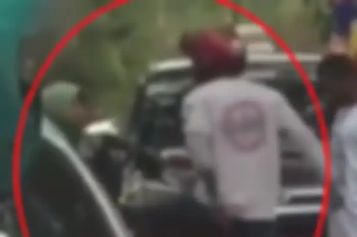 Seorang pria pukul ibu-ibu di tengah jalan diduga akibat senggolan motor