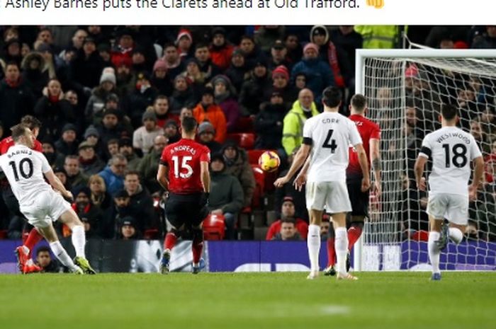 Penyerang Burnley, Ashley Barnes, mencetak gol ke gawang Manchester United dalam laga Liga Inggris di Stadion Old Trafford, Selasa (29/1/2019).