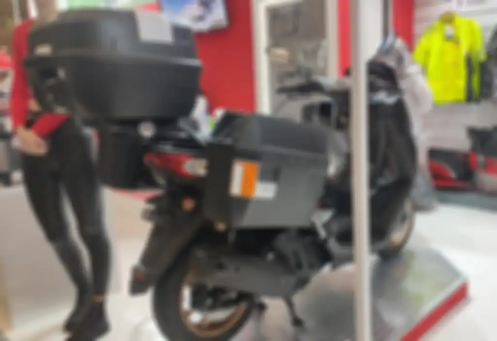 Contoh box Givi terpasang di Yamaha NMAX.