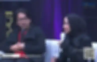 Ketawa-ketiwi Duduk di Samping Ayus Klarifikasi Soal Panggilan Umi, Nissa Sabyan Bikin Netizen Murka: Orang Nggak Tahu Malu! 