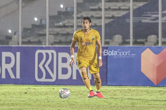 Bek Bhayangkara FC, Hansamu Yama Pranata, sedang menguasai bola dalam laga pekan kelima Liga 1 2021 di Stadion Madya, Senayan, Jakarta, 29 September 2021.