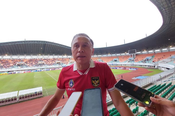 Ketua Umum PSSI, Mochamad Iriawan alias Iwan Bule saat memberi keterangan kepada awak media di Stadion Pakansari, Cibinong, Bogor, Selasa (14/2/2023).