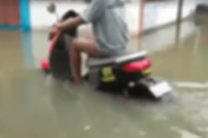 Ilustrasi. Perkiraan patokan motor listrik saat terpaksa lewati banjir, simak penjelasannya.