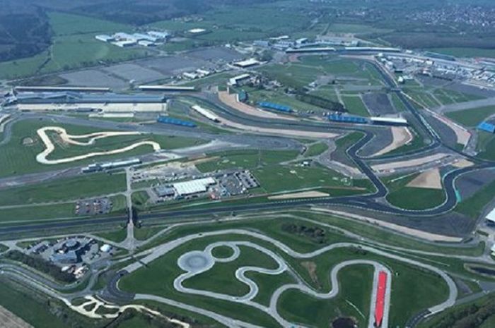  Sirkuit Silverstone, Inggris difoto dari helikopter 