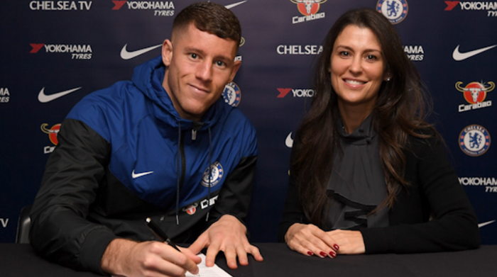 Direktur Chelsea, Marina Granovskaia (kanan), berfoto dengan gelandang baru Chelsea, Ross Barkley.