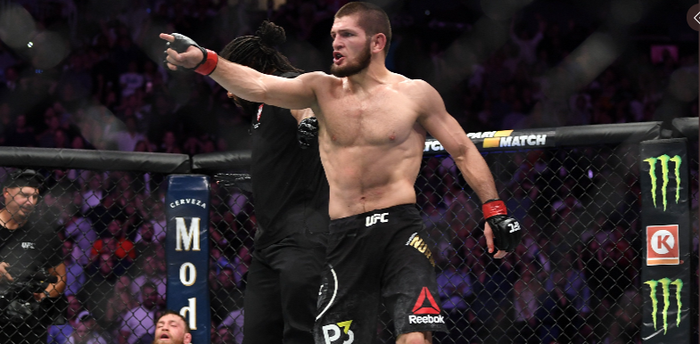 Khabib Nurmagomedov (berdiri) berhasil memenangkan pertarungan melawan Conor McGregor pada ajang UFC 229 di Las Vegas, Amerika Serikat, 6 Oktober 2018.