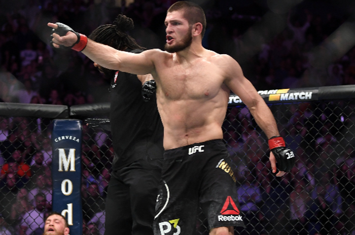 Khabib Nurmagomedov (berdiri) berhasil memenangkan pertarungan melawan Conor McGregor pada ajang UFC 229 di Las Vegas, Amerika Serikat, 6 Oktober 2018.