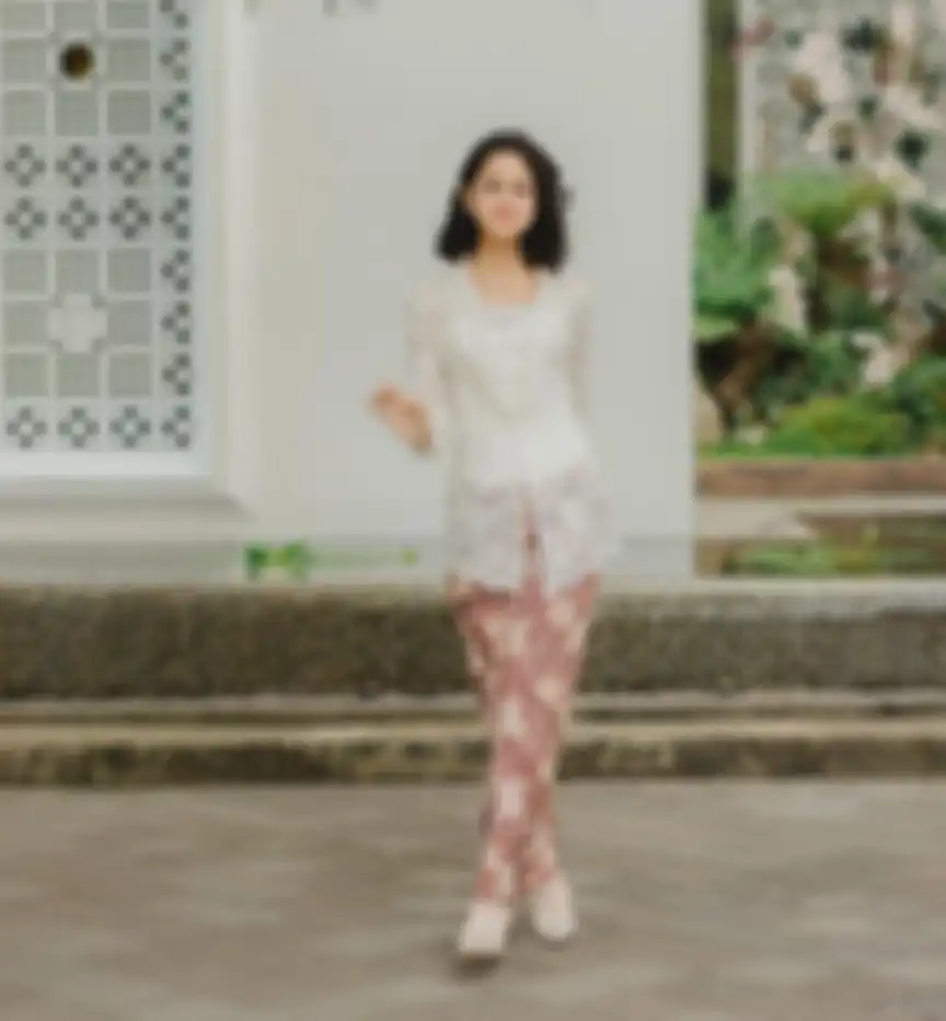 Penampilan Asila Maisa dengan kebaya putih.