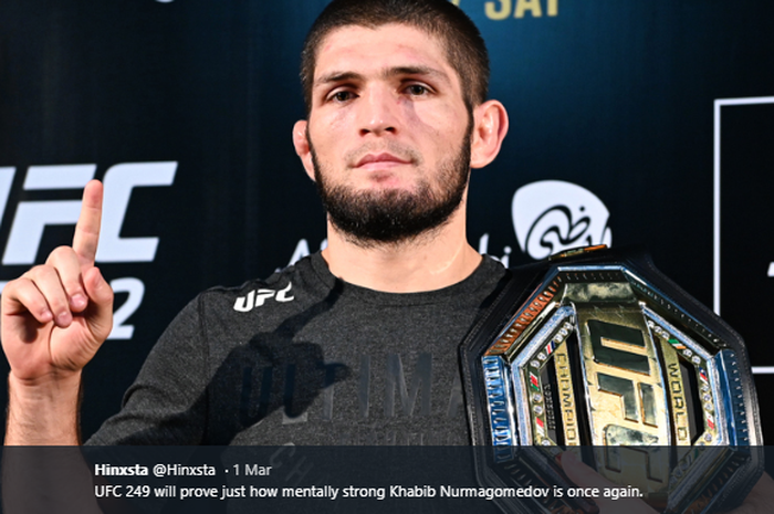 Petarung UFC asal Rusia, Khabib Nurmagomedov, saat memamerkan gelar juara kelas ringannya. 