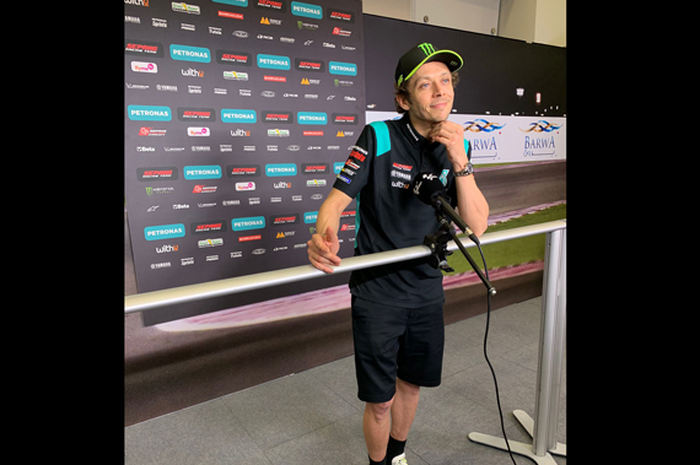 Valentino Rossi tersenyum di latihan resmi MotoGP Qatar 2021, Jumat (26/3/2021) dan lancarkan target ini