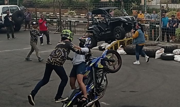 Atraksi moto freestyle di acara Otobursa Tumplek Blek, Minggu (4/9/2022).