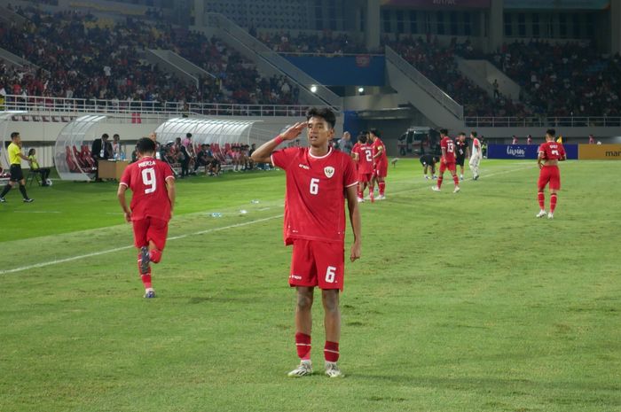 Pemain timnas U-16 Indonesia, Evandra Florasta, melakukan selebrasi setelah mencetak gol ke gawang Filipina pada laga ASEAN Cup U-16 2024 di Stadion Manahan, Solo, Senin (24/6/2024).