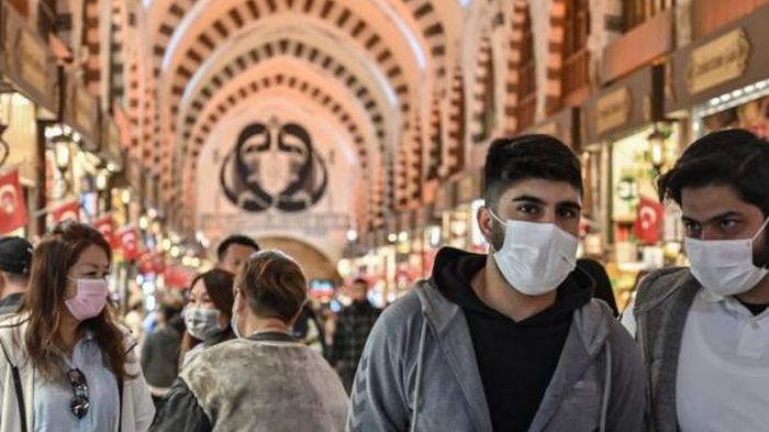 Menurut pihak berwenang, orang-orang ini telah mengoleskan etanol pada tubuh mereka sebelum meminumnya.