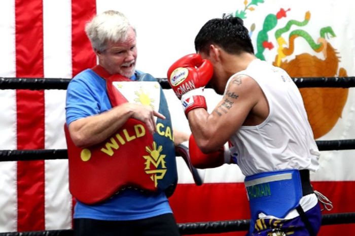 Freddie Roach (kiri) bersama dengan Manny Pacquiao (kanan)