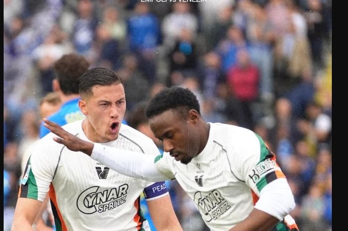 Jay Idzes (kiri) divonis wasit melakukan handball yang membuat Venezia hanya bermain imbang 1-1 melawan Torino dalam lanjutan Liga Italia, Jumat (2/5/2025) di Turin.