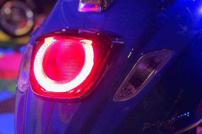 Ilustrasi lampu rem di motor.