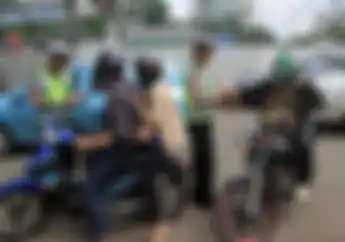 Menegangkan! Video Pengendara Motor Dibekuk Usai Menabrak Polisi dan Kabur Saat Dirazia