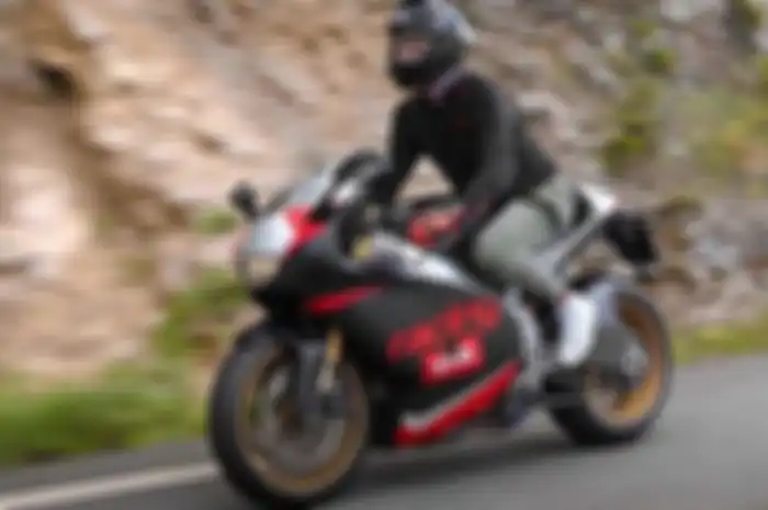 Modifikasi Aprilia RSV4 bergaya klasik seperti RS250