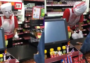 Totalitas Cegah Penyebaran Virus Corona, Pegawai Minimarket Ini Sampai Rela Kenakan Plastik Sebagai Masker dan Sarung Tangan, Netizen: Salut Sama Masnya!