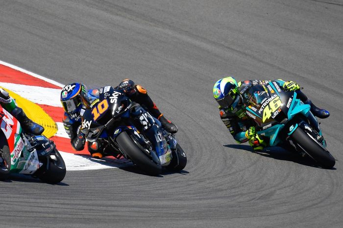 Pembalap Sky46 Reale Avintia, Luca Marini, dan Valentino Rossi (kanan) saat balapan MotoGP Portugal 2021 di Sirkuit Algarve, Minggu (18/4/2021).