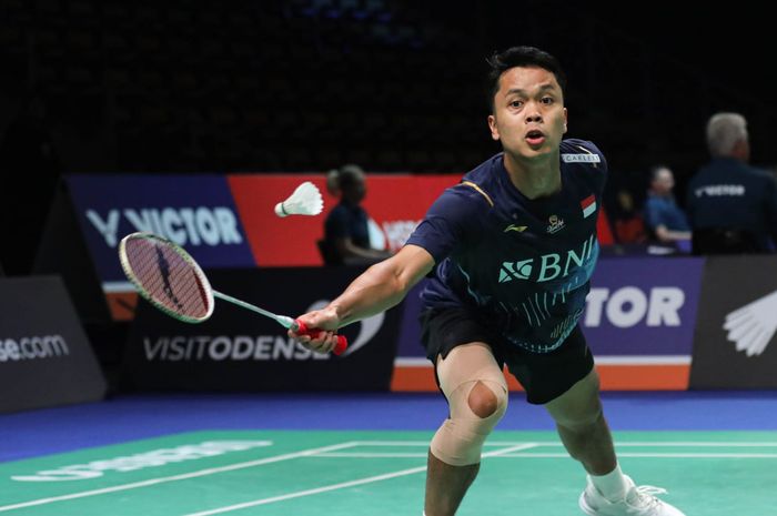 Aksi tunggal putra Indonesia, Anthony Sinisuka Ginting, pada babak pertama Denmark Open 2023 di Jyske Bank Arena, Odense, Denmark, 17 Oktober 2023.