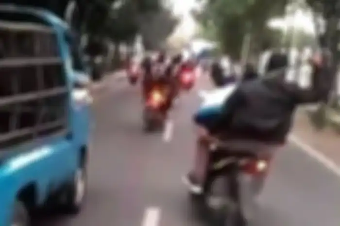 Pemotor yang diduga gangster ugal-ygala sambil acungkan pedang di jalanan Kota Bandung.
