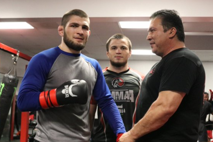 Petarung UFC, Khabib Nurmagomedov (kiri) dan pelatihnya, Javier Mendez (kanan).