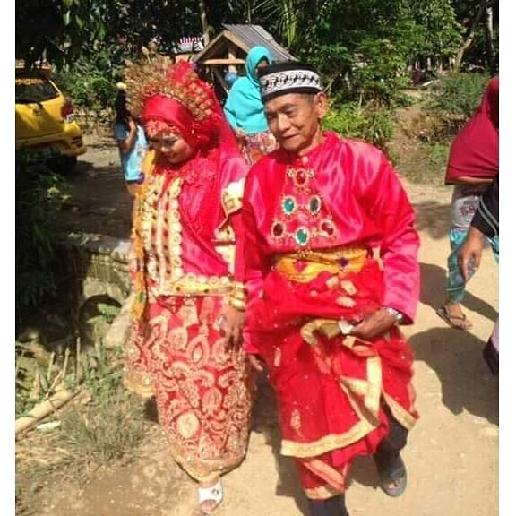 Kakek 70 tahun dan Gadis Muda 28 tahun