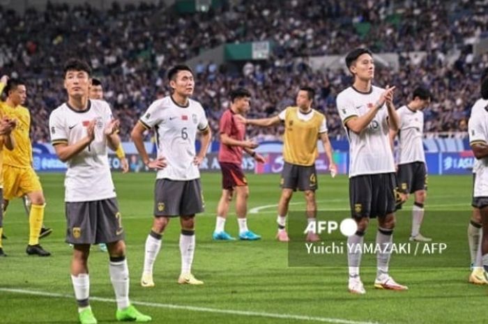 Para pemain timnas China meminta maaf kepada suporter usai dihancurkan timnas Jepang 0-7 pada laga Kualifikasi Piala Dunia 2026 (5/9/2024).