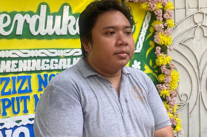 Adik Puput Novel, Baginda, saat Grid.ID temui di rumah duka di kawasan Kebayoran Baru, Jakarta Selatan, Senin (9/9/2024) pagi.