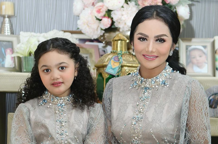 Tak Kalah Cantik dengan Aurel Hermansyah, Amora Lemos Tampil Anggun dalam Balutan Kebaya Mewah di Acara Pernikahan Adik Krisdayanti