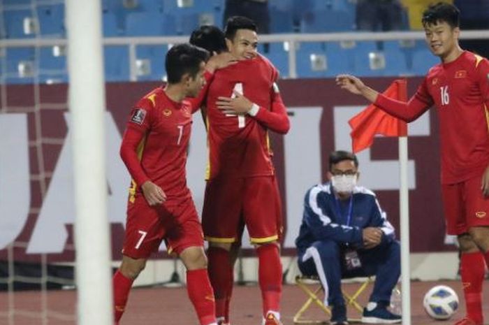 Para pemain timnas Vietnam merayakan gol ke gawang China di My Dinh Stadium, Hanoi pada Selasa (1/2/2022) dalam babak ketiga Kualifikasi Piala Dunia 2022 zona Asia