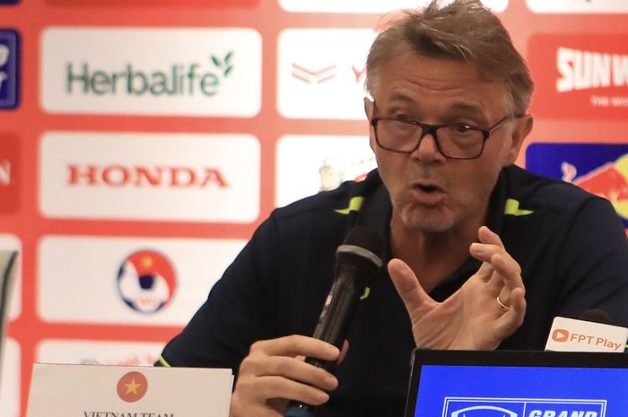 Pelatih Timnas Vietnam, Philippe Troussier.