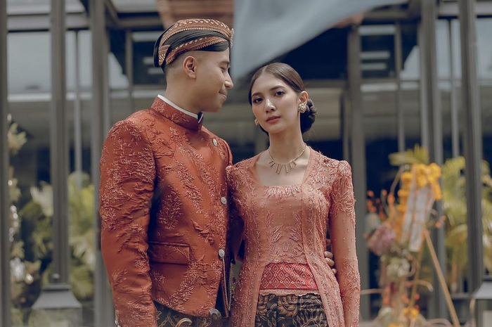 Penampilan Sheila Dara di hari pertunangannya dengan Vidi Aldiano.