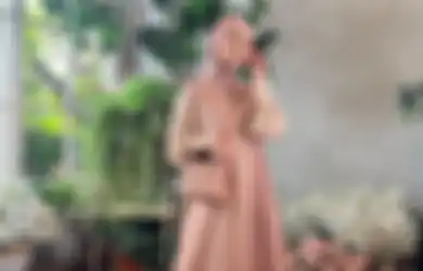 5 Model Dress Hijab Warna Cokelat Buat Idul Adha 2023. Anggun Santun!