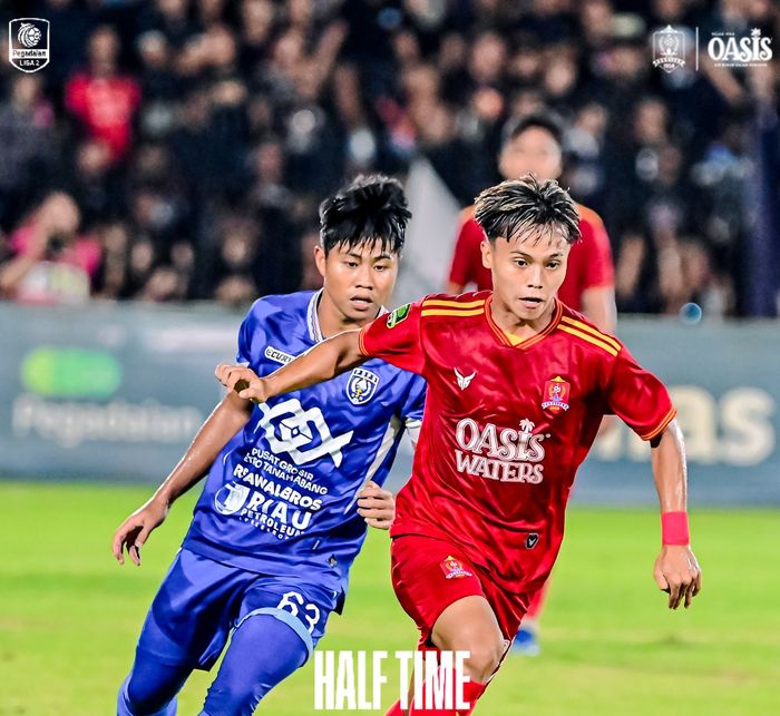 Suasana pertandingan Persijap Jepara Vs PSPS Pekanbaru pada play-off promosi Liga 2 2024-2025 di Stadion Gelora Bumi Kartini, Jepara, Selasa (25/2/2025).