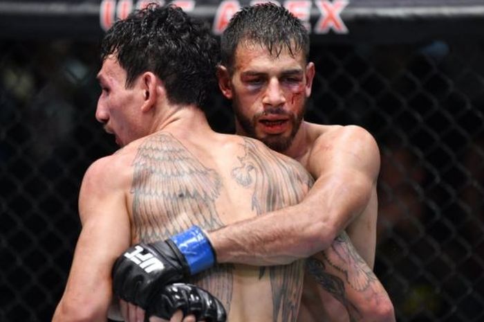 Yair Rodriguez memeluk Max Holloway saat tampil pada UFC Vegas 42, Minggu (14/11/2021)