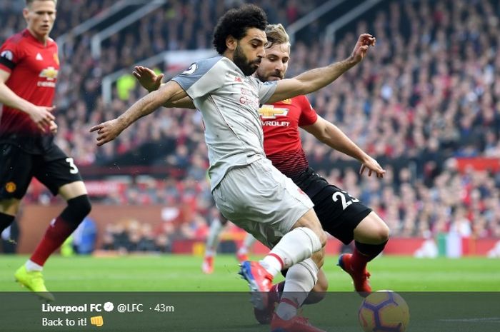 Penyerang Liverpool, Mohamed Salah (tengah), berduel dengan bek Manchester United, Luke Shaw, dalam laga Liga Inggris di Stadion Old Trafford, Minggu (24/2/2019).