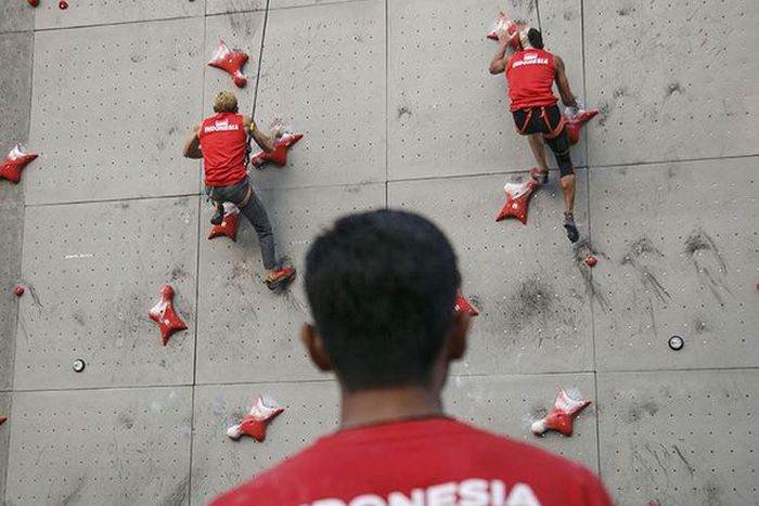 (Ilustrasi) Sejumlah atlet panjat tebing melakukan latihan di arena panjat tebing Stadion Mandala Krida, DI Yogy
