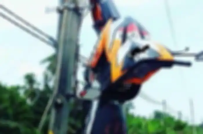 Sebuah Motor Honda Blade Disangkutkan di Tiang
