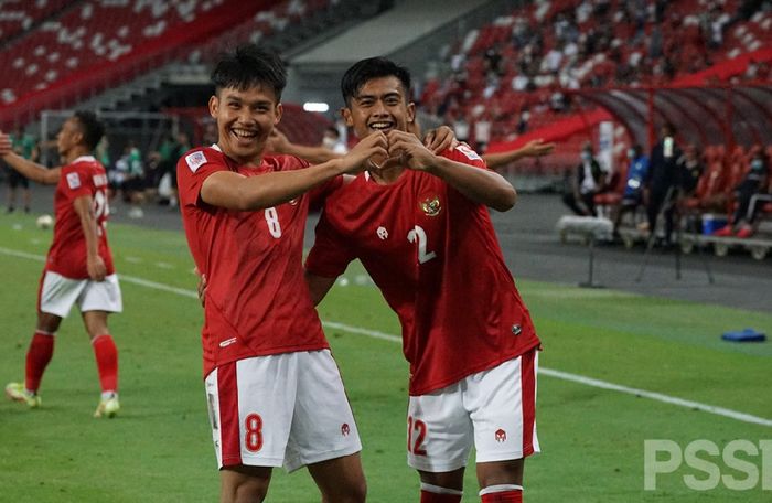 Selebrasi pemain timnas Indonesia, Pratama Arhan dan Witan Sulaeman, usai membobol gawang Malaysia di Piala AFF 2020.