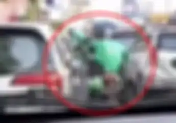Driver Ojol Banjir Pujian Netizen Setelah Lakukan Ini di Jalanan Yang Macet